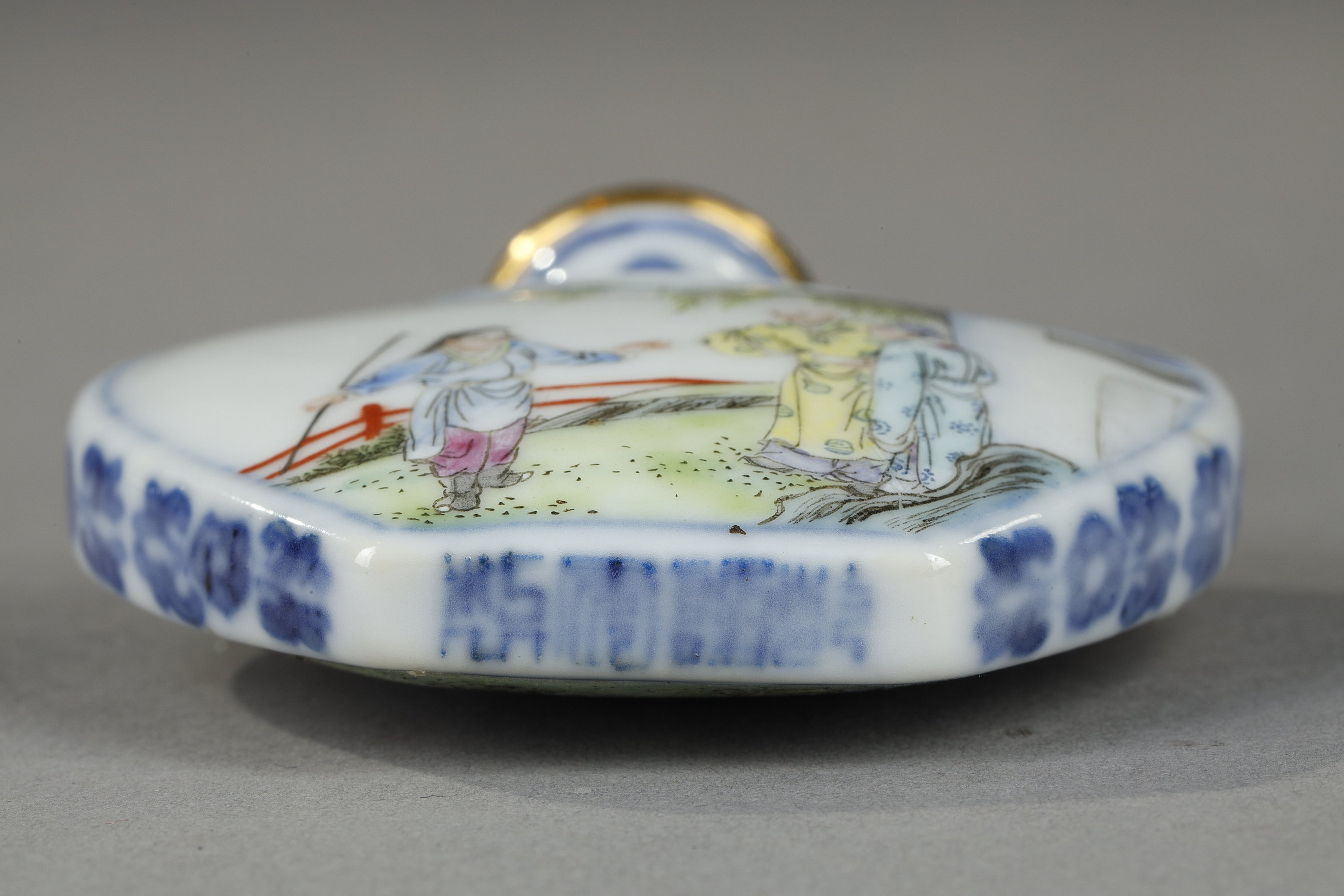 Snuff Bottles : Snuff bottle porcelain  ecusson shape  decorated with characters in landscapes - Marque qianlong China 1780/1850