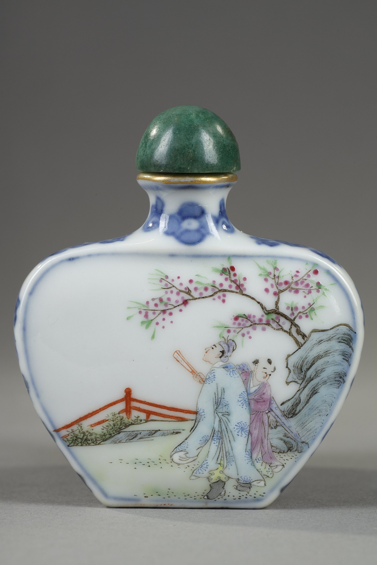 Snuff Bottles : Snuff bottle porcelain  ecusson shape  decorated with characters in landscapes - Marque qianlong China 1780/1850