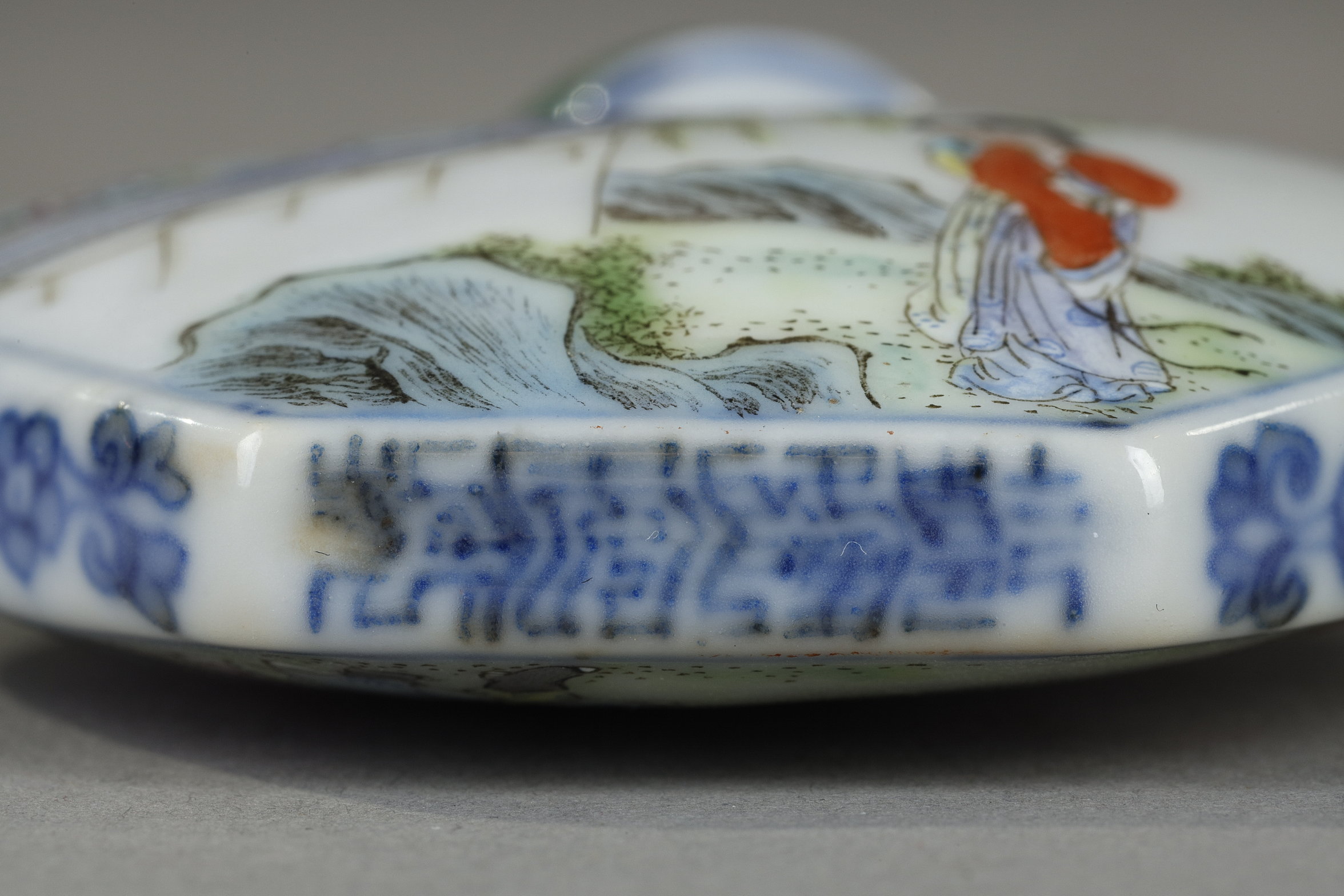 Snuff Bottles : Snuff bottle porcelain  ecusson shape  decorated with characters in landscapes - Marque qianlong China 1780/1850