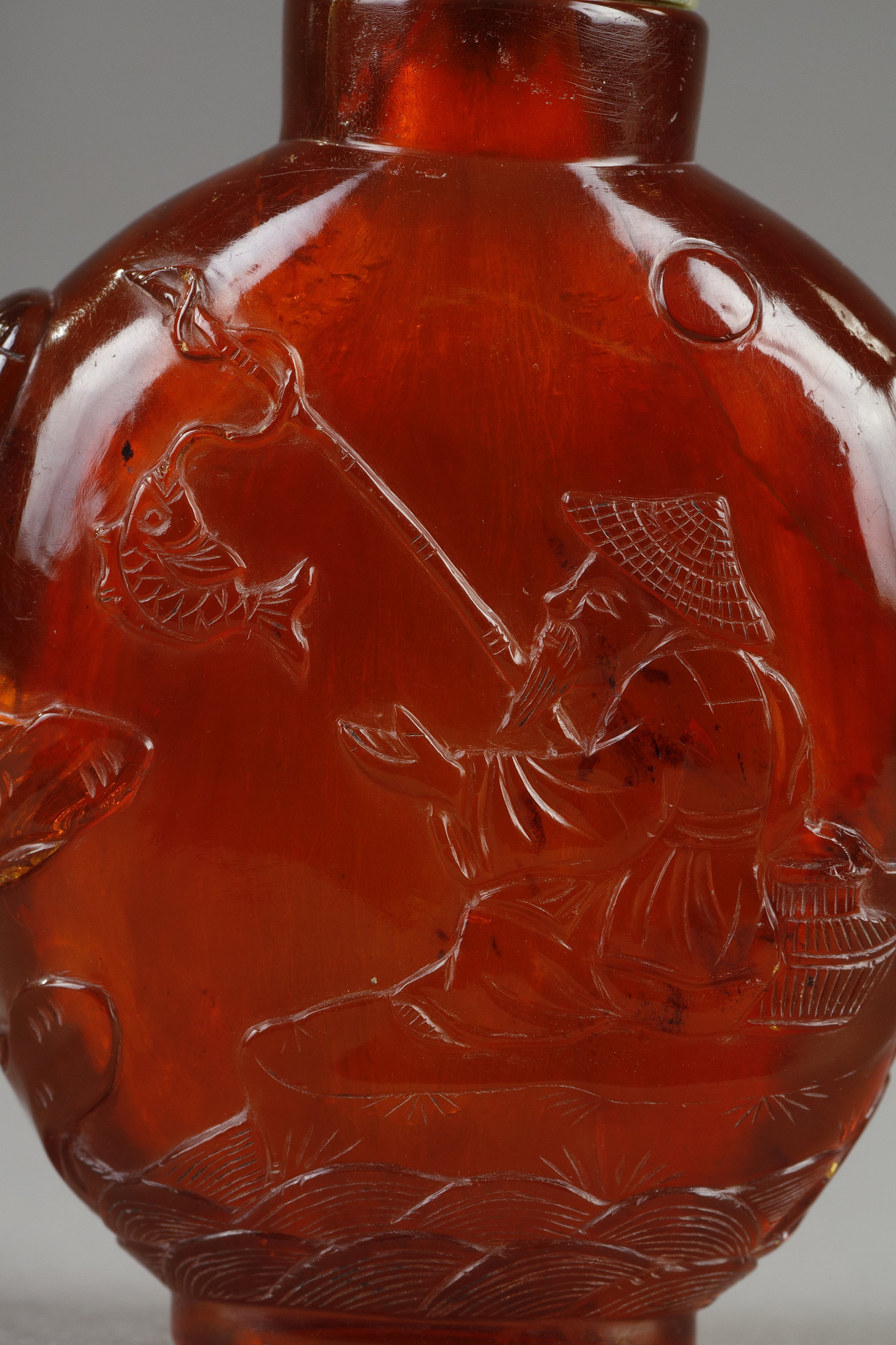 Snuff Bottles : Amber snuff bottle with carved decoration of a fisherman on one side and on the other of a boatman china circa 1790/1850