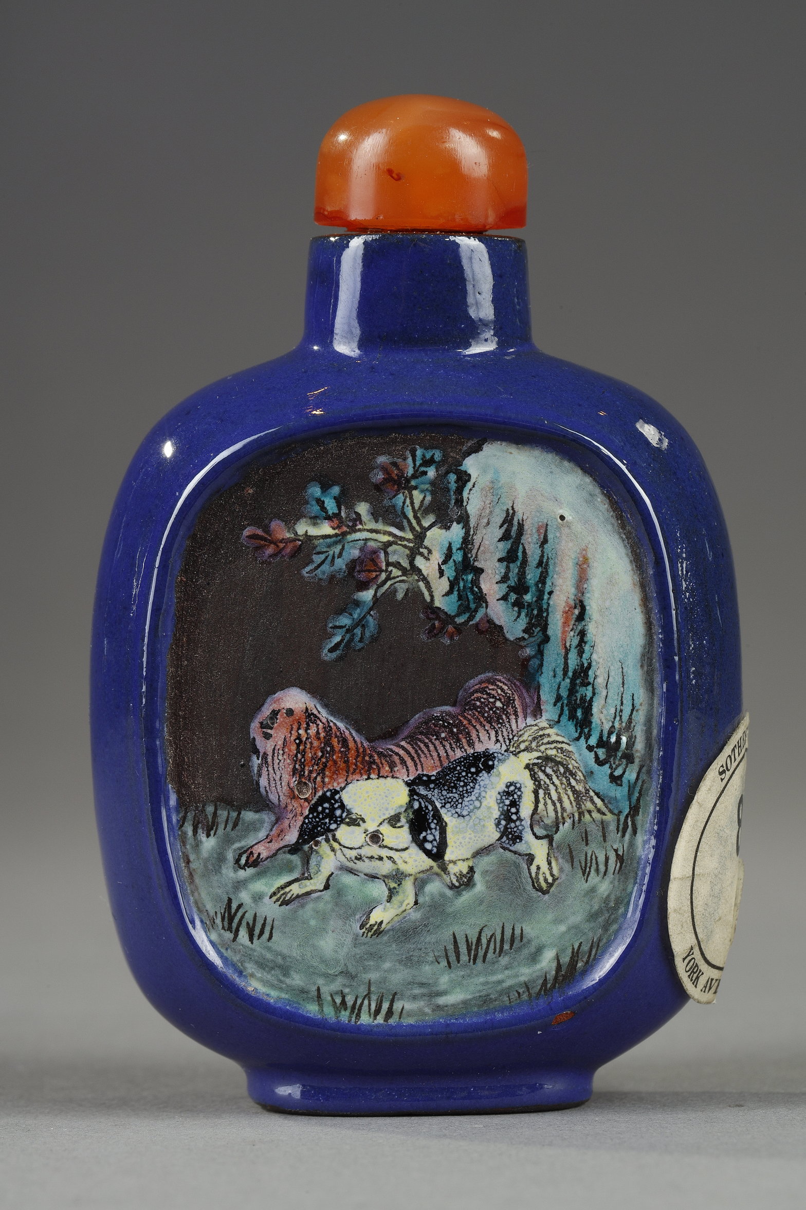 Snuff Bottles : THE BOB STEVENS BOTTLE snuff bottle Yixing ware decorated in blue enamel and panels in polychromy with Chinese dogs -
Bob Stevens l a daté de la periode revolutionnaire avant 1970 - 