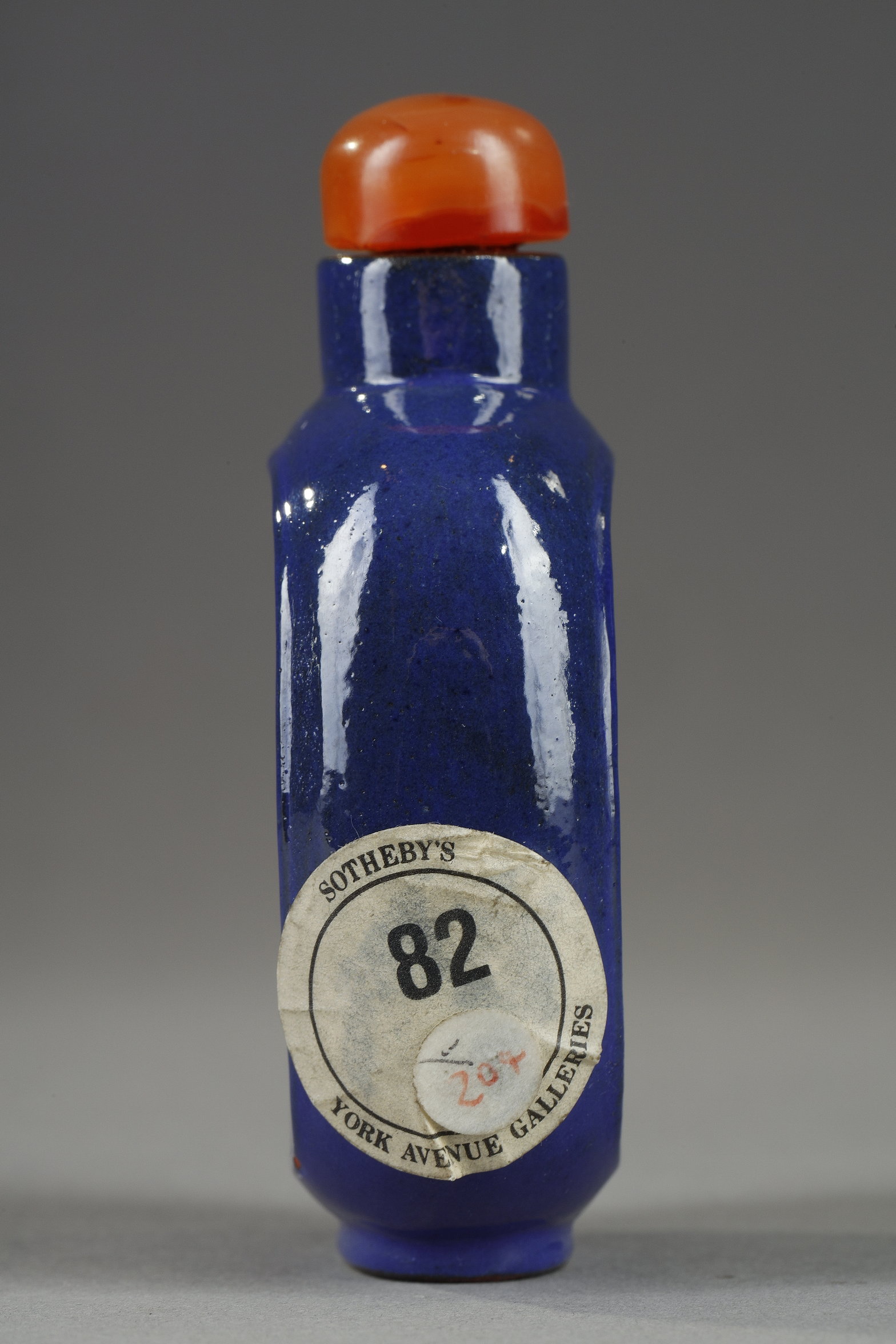 Snuff Bottles : THE BOB STEVENS BOTTLE snuff bottle Yixing ware decorated in blue enamel and panels in polychromy with Chinese dogs -
Bob Stevens l a daté de la periode revolutionnaire avant 1970 - 