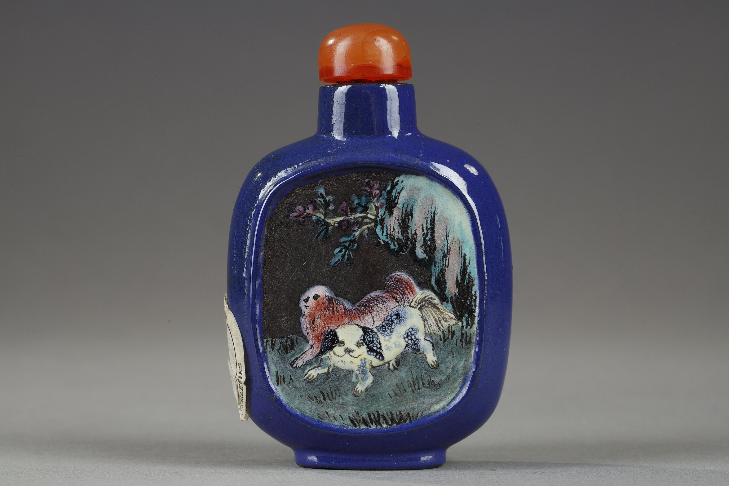 Snuff Bottles : THE BOB STEVENS BOTTLE snuff bottle Yixing ware decorated in blue enamel and panels in polychromy with Chinese dogs -
Bob Stevens l a daté de la periode revolutionnaire avant 1970 - 