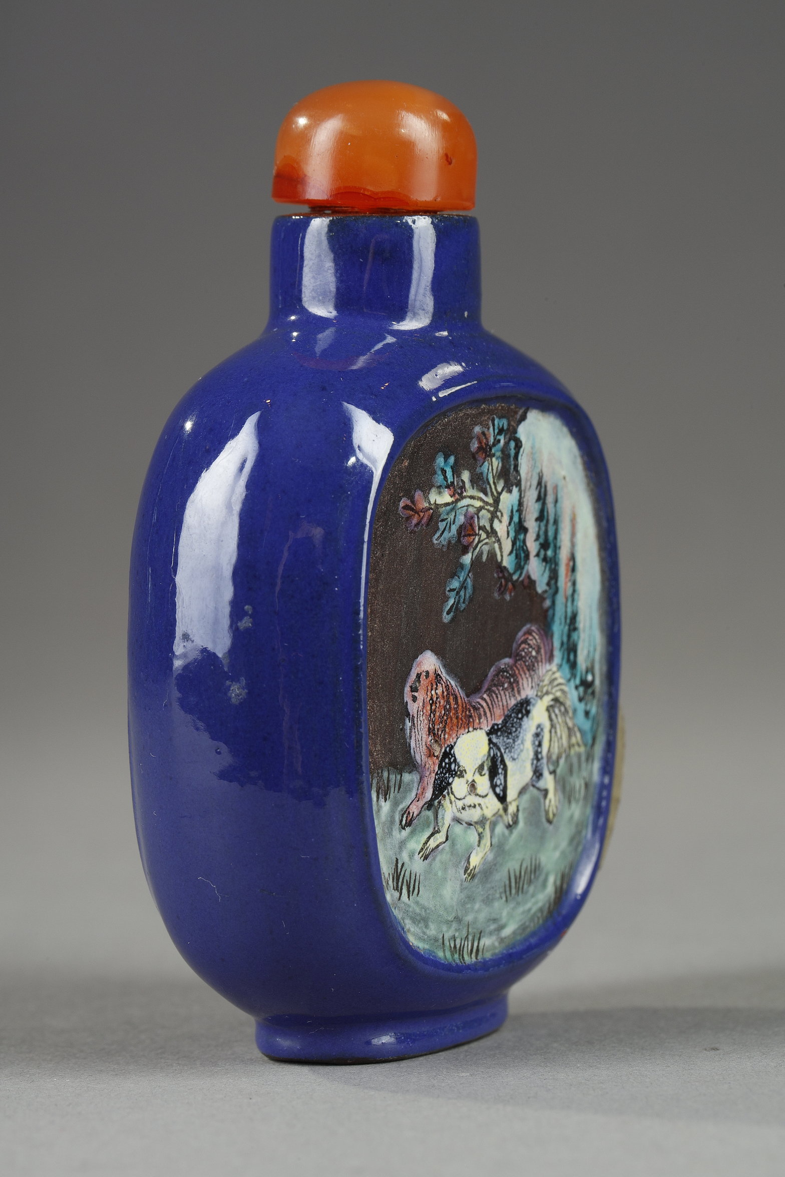 Snuff Bottles : THE BOB STEVENS BOTTLE snuff bottle Yixing ware decorated in blue enamel and panels in polychromy with Chinese dogs -
Bob Stevens l a daté de la periode revolutionnaire avant 1970 - 
