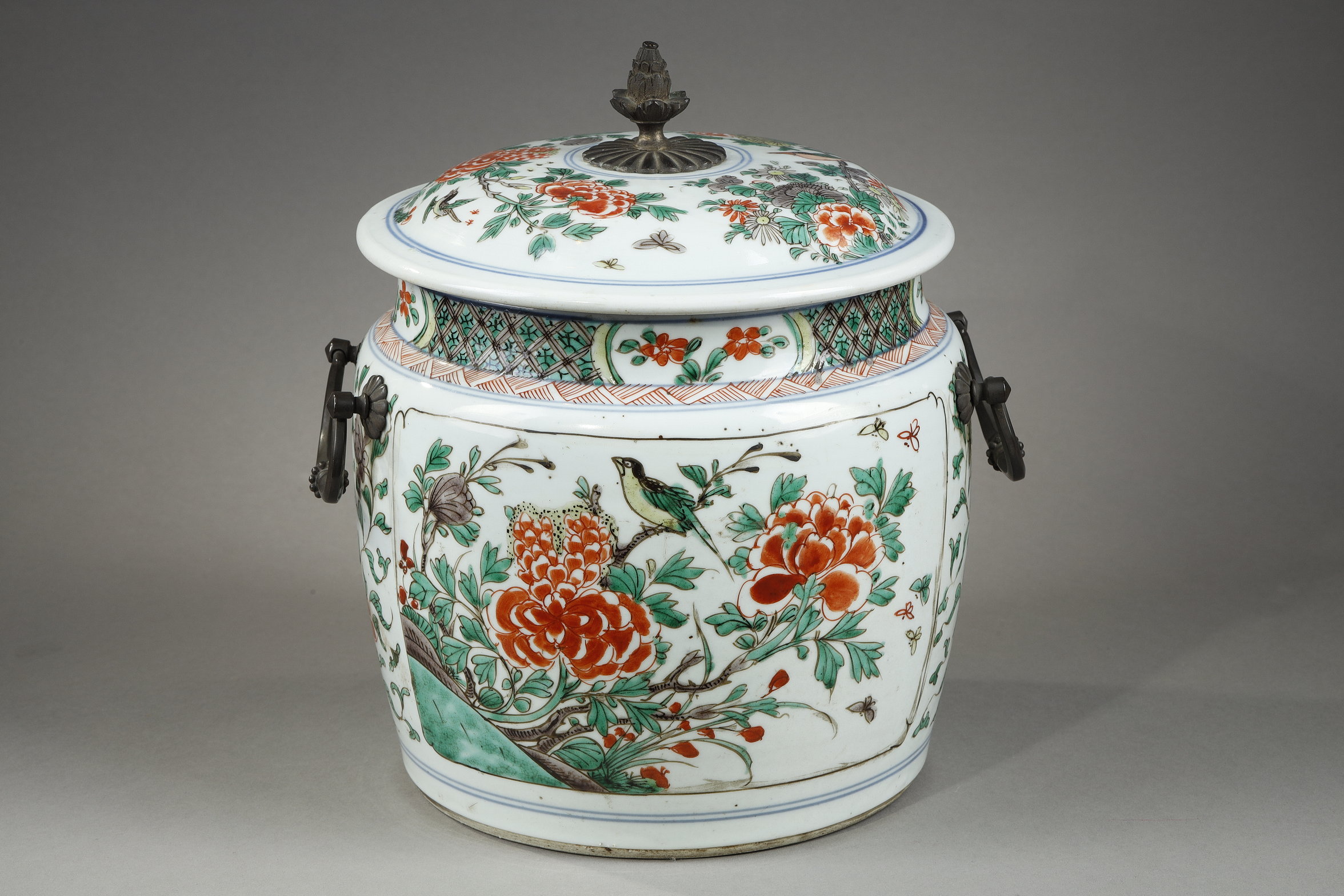 Polychrome : Famille Verte porcelain covered pot - Kangxi period 1662/1722
Occidental bronze mount 18th century