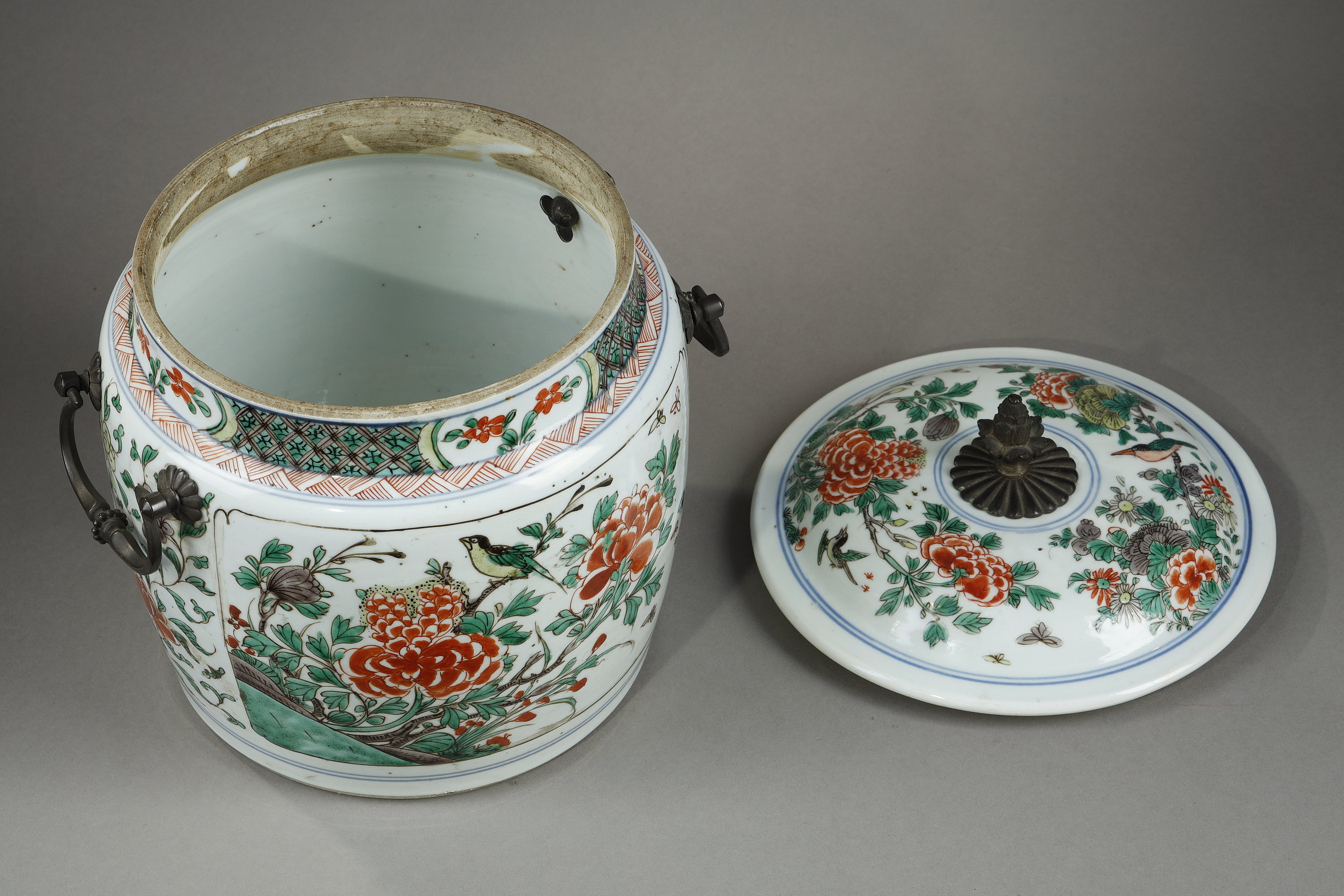 Polychrome : Famille Verte porcelain covered pot - Kangxi period 1662/1722
Occidental bronze mount 18th century