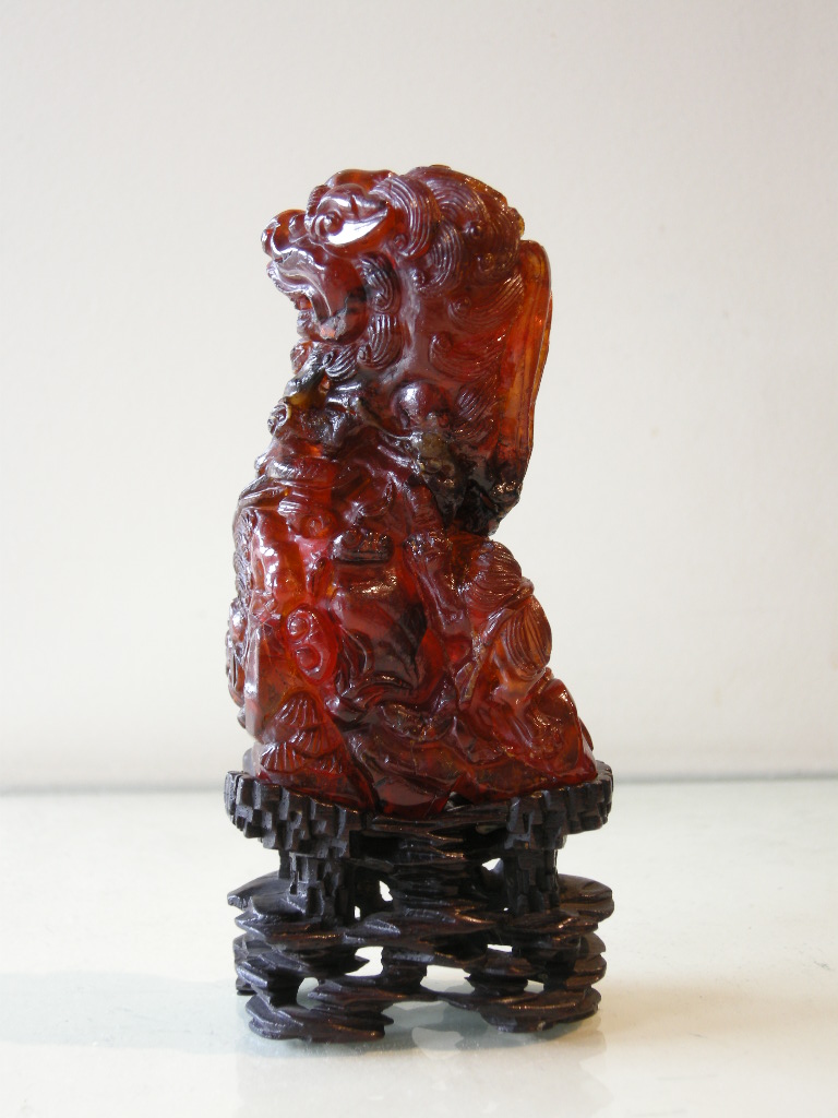 Works of Art : AMBER FO DOG (OLD WOOD STAND) Circa  18° century