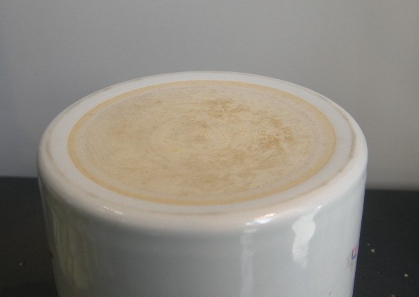 Polychrome : Porcelain brush pot Famille Rose Decorated with a courtesan in front of a desk and a child playing - China Qing Period 1644/1911