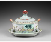 Polychrome : Terrine et son presentoir en porcelaine de la Famille Rose les anses en forme de masques a coiffes Indiennes
Epoque Qianlong 1736/1795