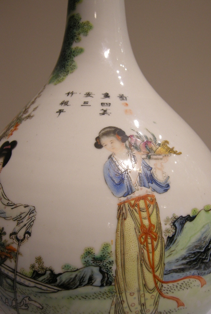Polychrome : Large bottle vase decorated with ladys figures in a landscape  and a caligraphy - Republic period  1920/1949  attributed  Wang Xiaotang -
Qianlong mark in iron red Under the base 

H 43,5cm