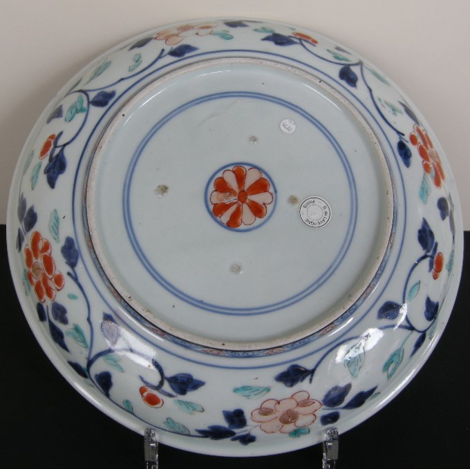 Japanese : Porcelain dish decorated with flowers enameled in green yellow  iron red
gold and underglaze blue  Japan XVIII) century.