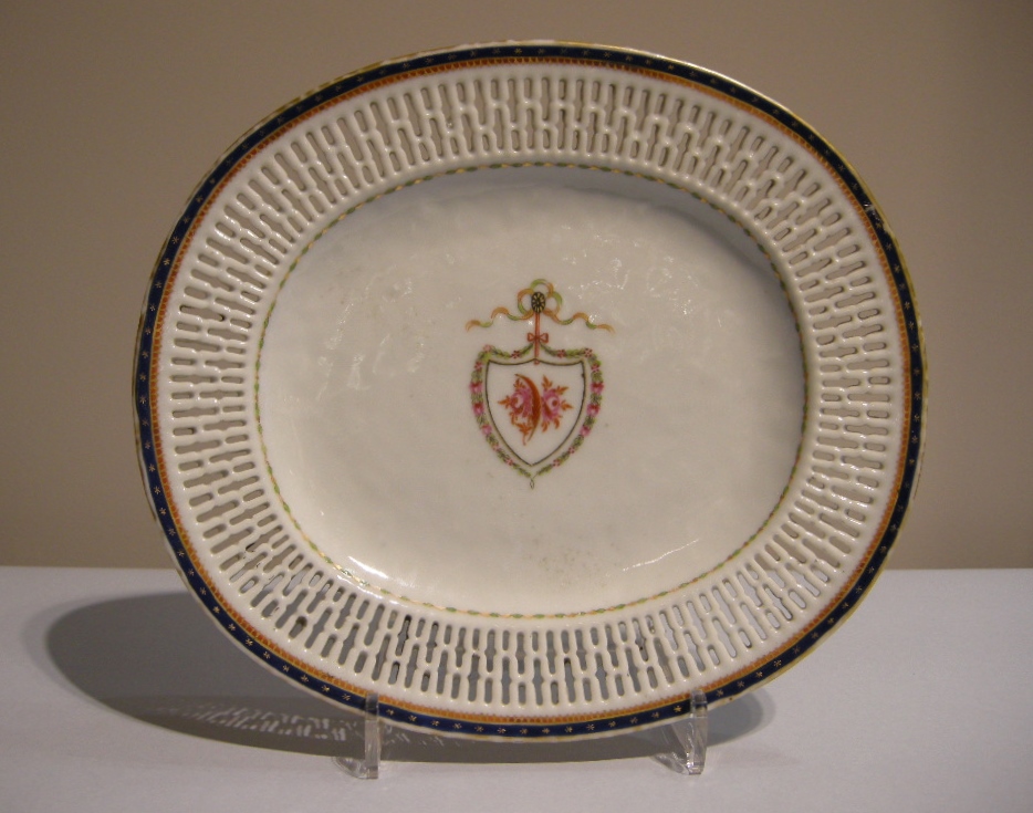 Polychrome : Porcelain dish reticulated with a armorial decoration . Chinese export for the America market   1790 

L 24cm
