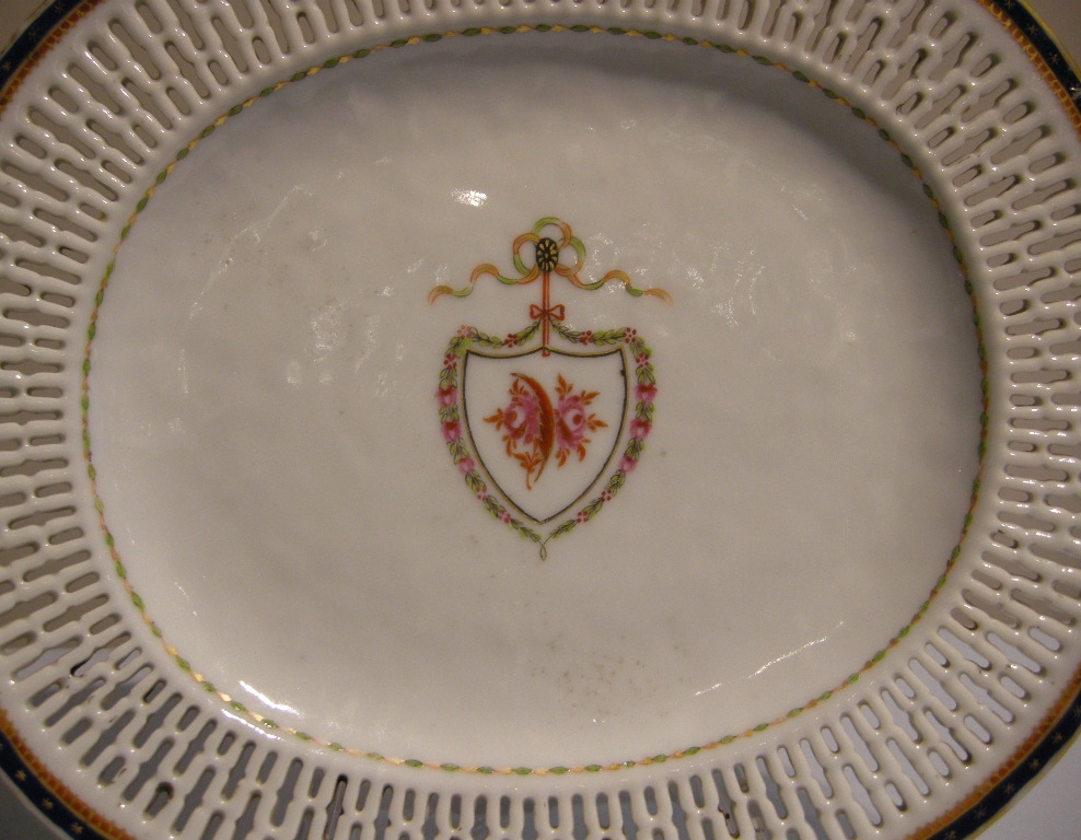 Polychrome : Porcelain dish reticulated with a armorial decoration . Chinese export for the America market   1790 

L 24cm