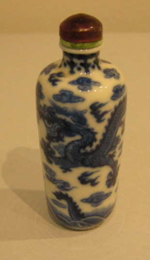 Snuff Bottles : Porcelain snuff bottle "blue and white" decorated with dragons in the cloud - Circa 1800/1850