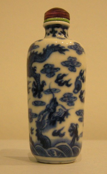 Snuff Bottles : Porcelain snuff bottle "blue and white" decorated with dragons in the cloud - Circa 1800/1850