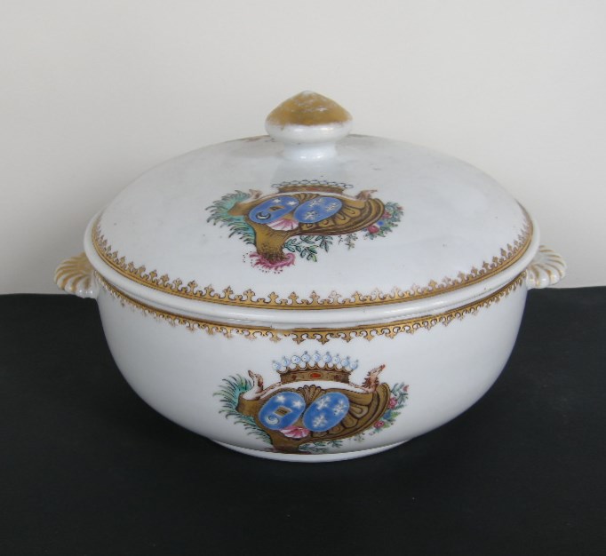 Polychrome : Porcelain tureen  Chinese Export  . Armorial  Besnier de Blives et Bourg de Bozas  - Qianlong period 1736/1795