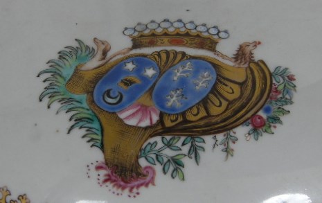 Polychrome : Porcelain tureen  Chinese Export  . Armorial  Besnier de Blives et Bourg de Bozas  - Qianlong period 1736/1795