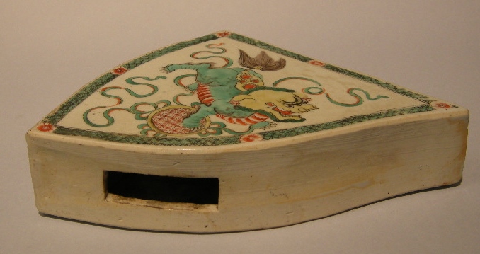 Polychrome : Rare plaque for mobilar  in "famille verte" porcelain - with a FO DOG -
Kangxi period 1662/1722 -