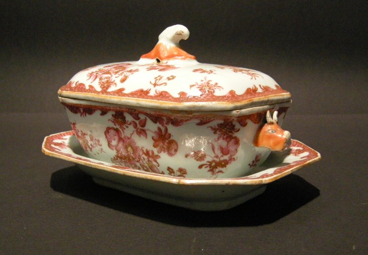 Polychrome : Small tureen and stand in porcelain chinese export - decorated with flowers  "famille rose" - Qianlong period 1736/1795