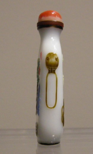 Tabatières : tabatiére en verre overlay "six couleurs"  sur fond blanc à decor de vases fleuris - chine ecole de Yangzhou  1800/1870 