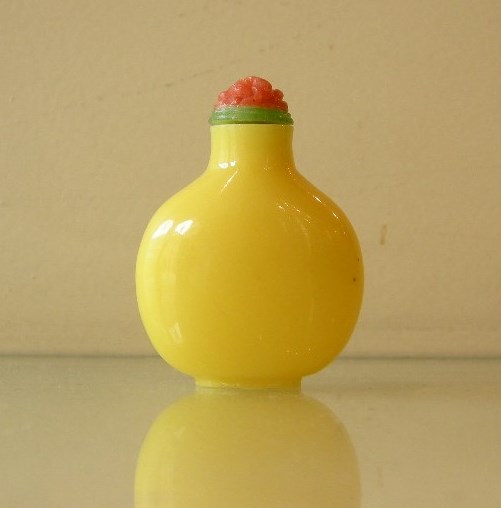 Snuff Bottles : THE GLASS SNUFF BOTTLES QING PERIOD -PRESENTATION