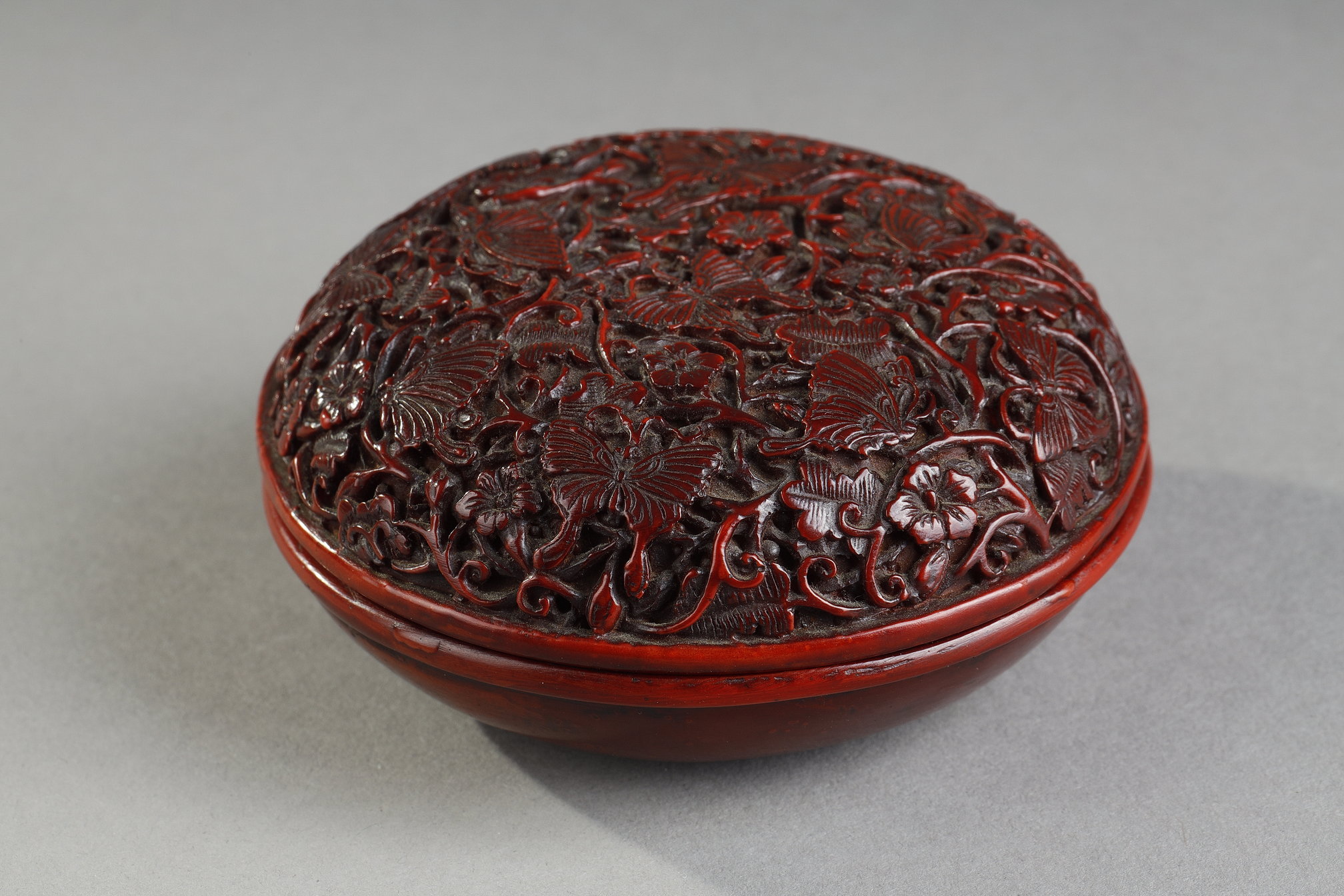 Japanese : Kogo (incense box) round red cinnabar lacquer decor butterflies in flight in hibiscus scrolls
Japan Meiji era '1868/1912)
8cm diam