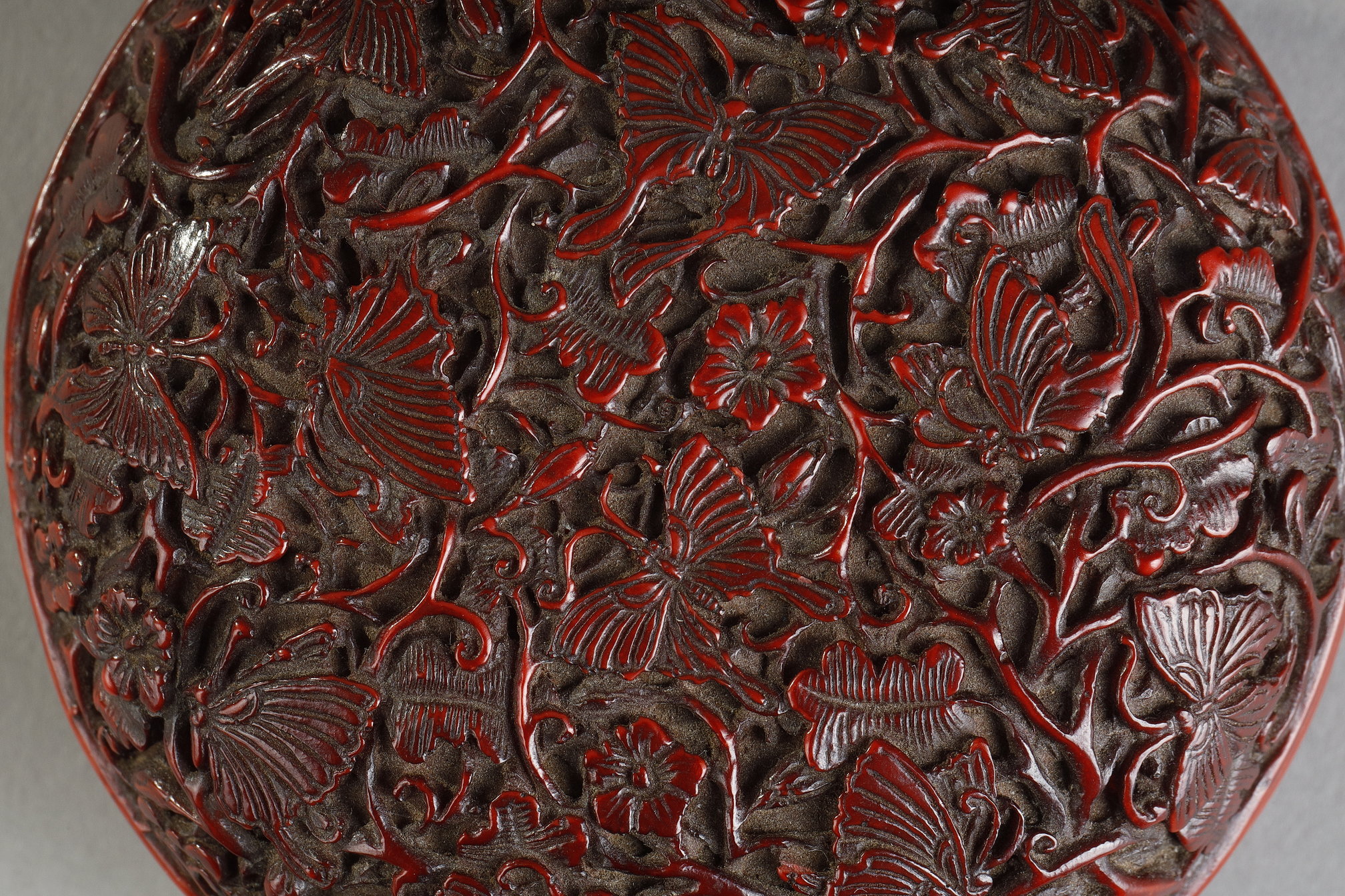 Japanese : Kogo (incense box) round red cinnabar lacquer decor butterflies in flight in hibiscus scrolls
Japan Meiji era '1868/1912)
8cm diam