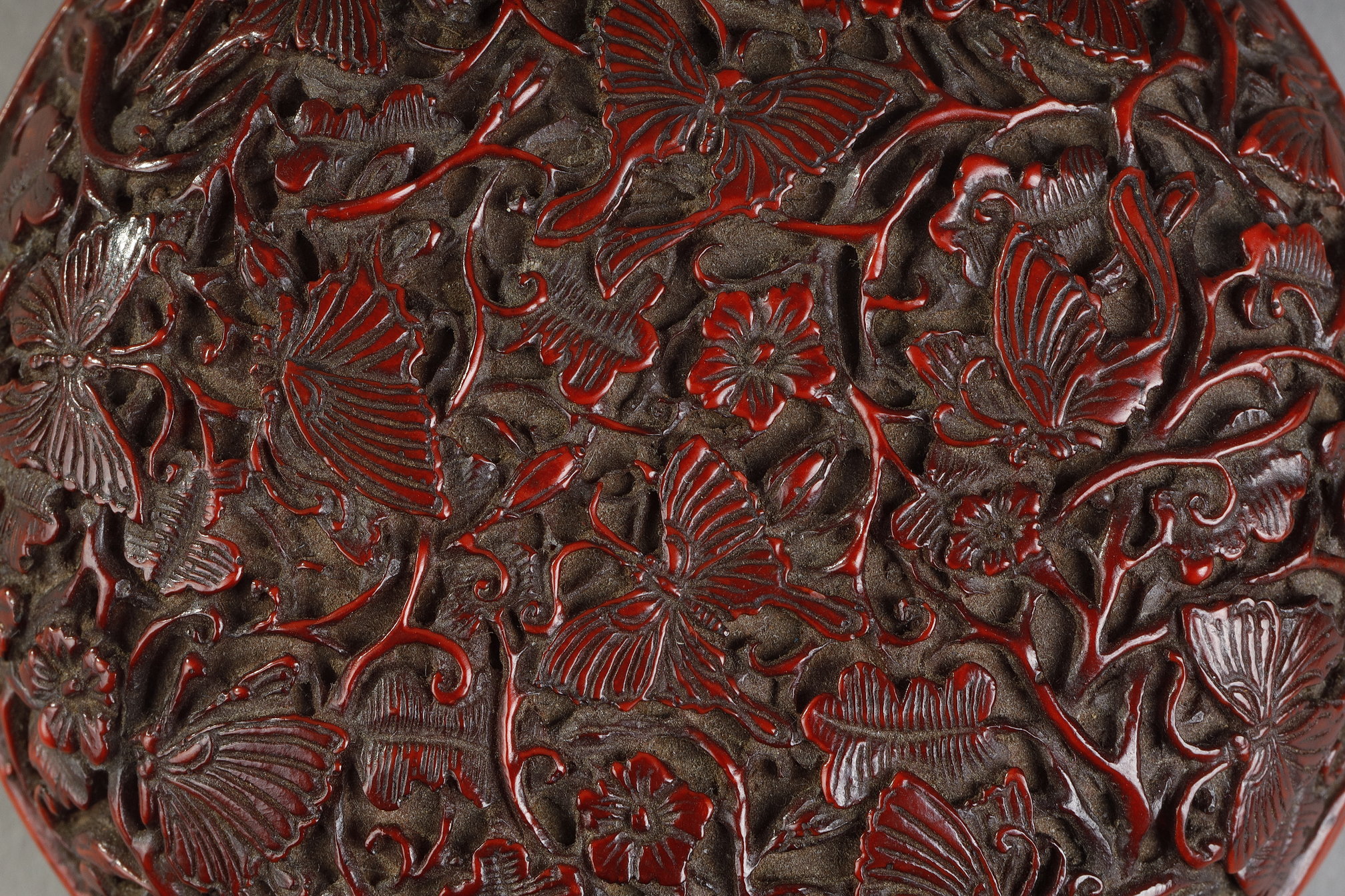 Japanese : Kogo (incense box) round red cinnabar lacquer decor butterflies in flight in hibiscus scrolls
Japan Meiji era '1868/1912)
8cm diam