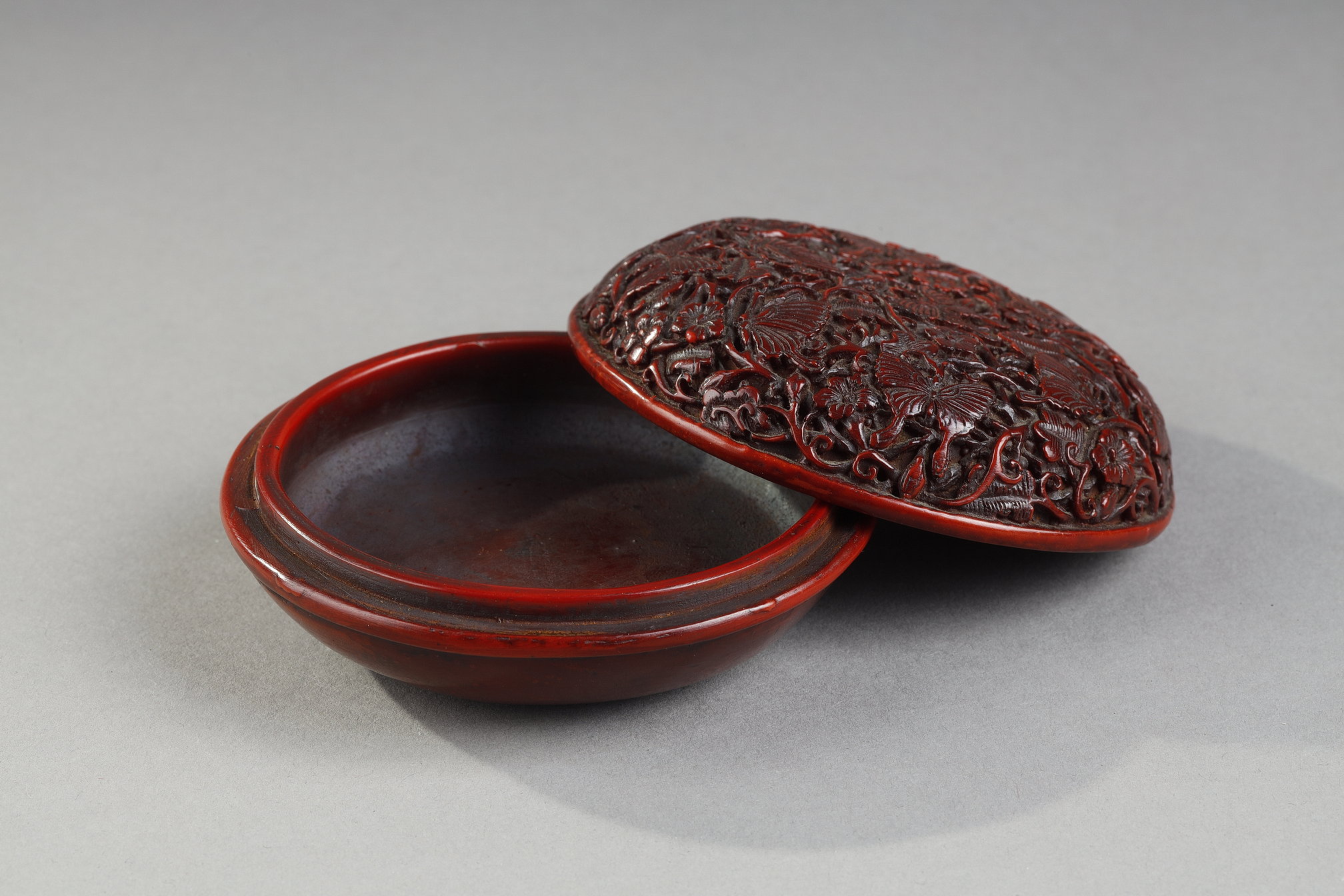 Japanese : Kogo (incense box) round red cinnabar lacquer decor butterflies in flight in hibiscus scrolls
Japan Meiji era '1868/1912)
8cm diam
