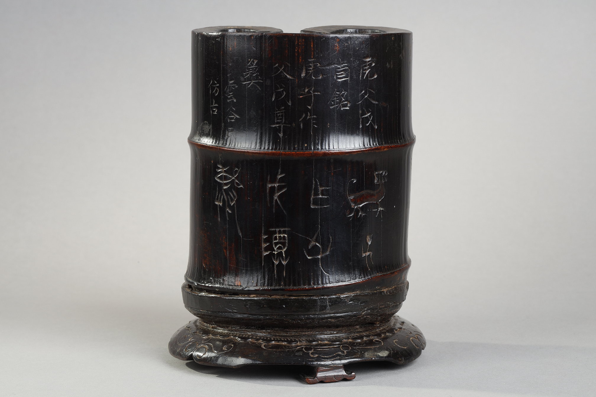 Works of Art : bamboo brush pot (bitong) in the shape of a cloud of good omen, black lacquered and incised with an archaic inscription surmounted by a commentary in current . Inscription on the vase "you" dedicated by Hu to Father Wu  -
his son Hu had this vase made for his father Wu Imitated the ancient by Val des Nuées . China 19th century