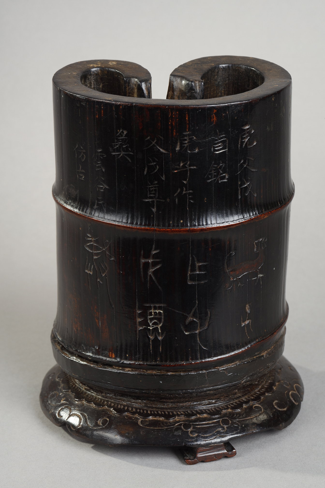 Works of Art : bamboo brush pot (bitong) in the shape of a cloud of good omen, black lacquered and incised with an archaic inscription surmounted by a commentary in current . Inscription on the vase "you" dedicated by Hu to Father Wu  -
his son Hu had this vase made for his father Wu Imitated the ancient by Val des Nuées . China 19th century