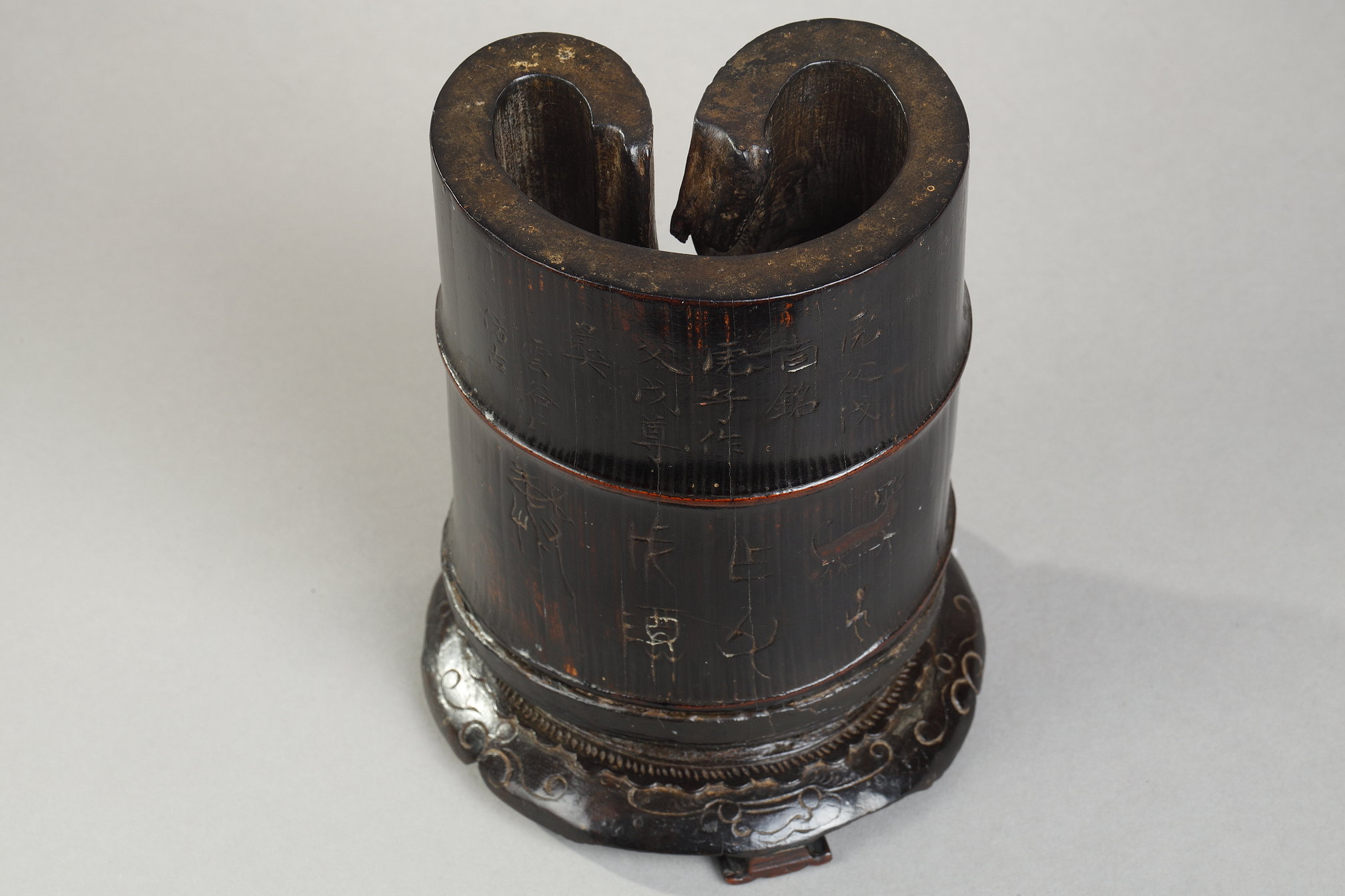 Works of Art : bamboo brush pot (bitong) in the shape of a cloud of good omen, black lacquered and incised with an archaic inscription surmounted by a commentary in current . Inscription on the vase "you" dedicated by Hu to Father Wu  -
his son Hu had this vase made for his father Wu Imitated the ancient by Val des Nuées . China 19th century