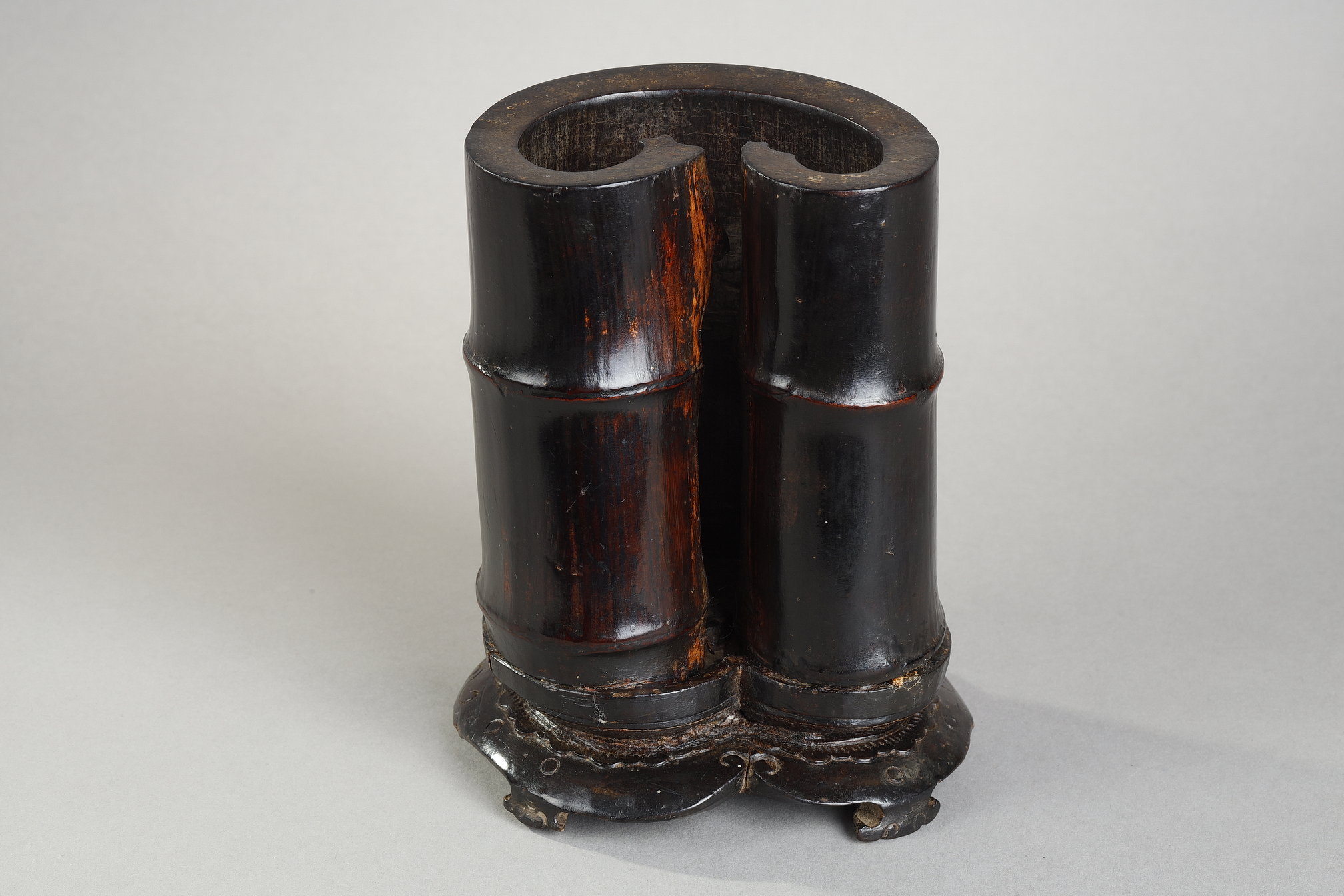 Works of Art : bamboo brush pot (bitong) in the shape of a cloud of good omen, black lacquered and incised with an archaic inscription surmounted by a commentary in current . Inscription on the vase "you" dedicated by Hu to Father Wu  -
his son Hu had this vase made for his father Wu Imitated the ancient by Val des Nuées . China 19th century