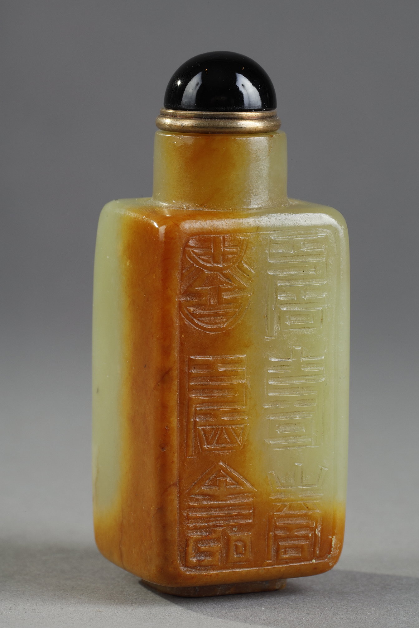 Snuff Bottles : Jade nephrite snuff bottle sculpted with "Shou"design-1750/1820 