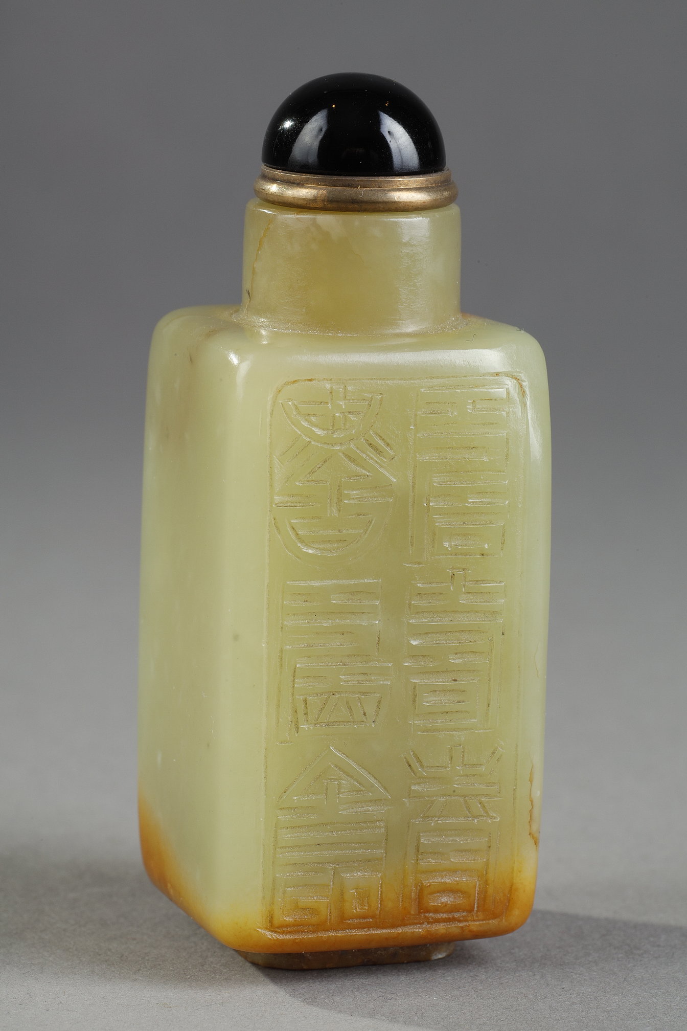 Snuff Bottles : Jade nephrite snuff bottle sculpted with "Shou"design-1750/1820 