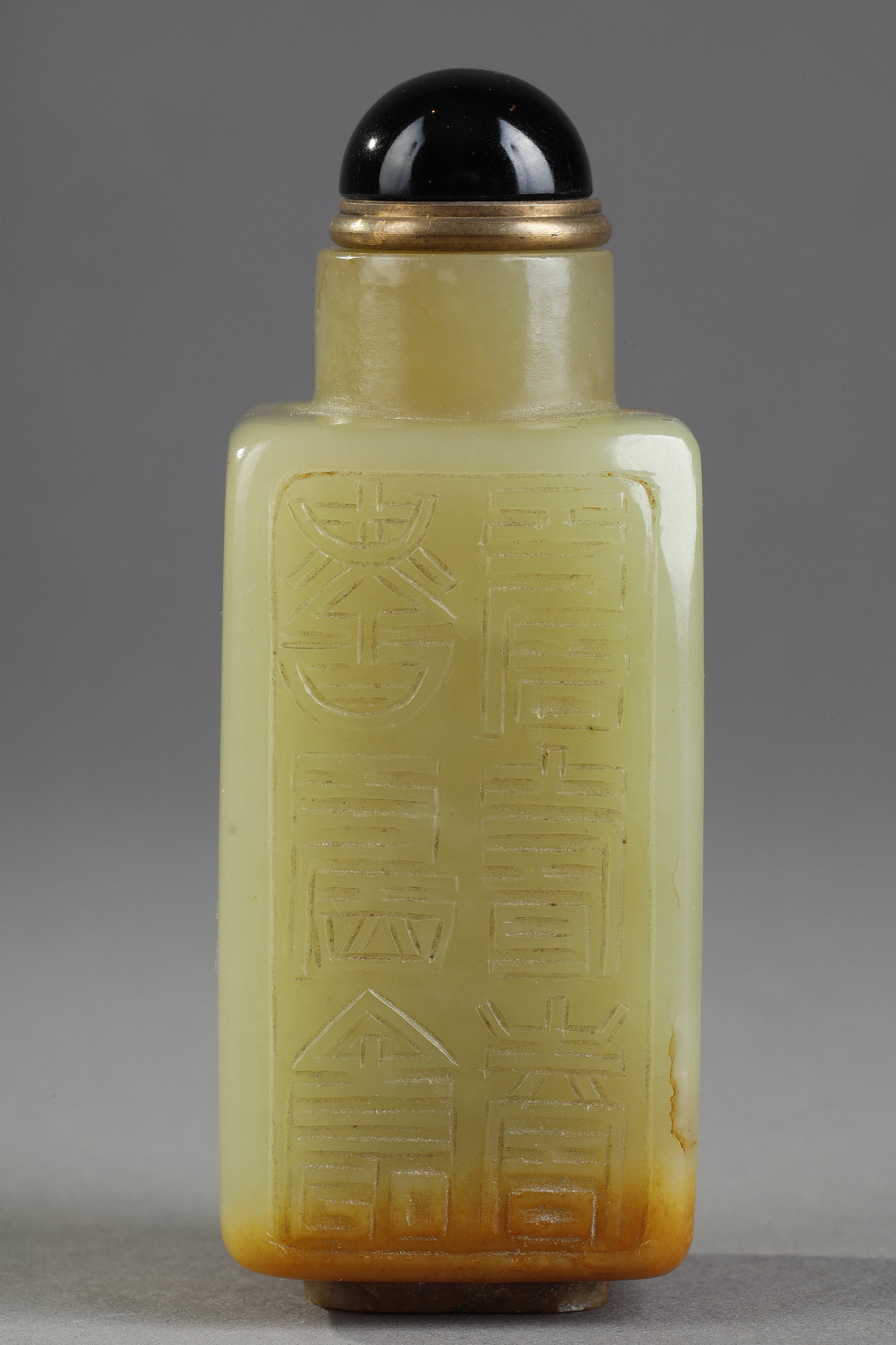 Snuff Bottles : Jade nephrite snuff bottle sculpted with "Shou"design-1750/1820 