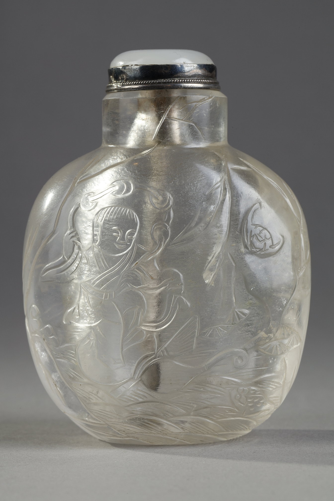Tabatières : Tabatière en cristal de roche sculptée en leger relief avec Liu Hai , chauve souris et une grue pres d un rocher sous un pin . inscrit "Shou shan fu hai" (montagne de la longévité et mer du bonheur) sceau de Wen Yuan - le Maitre du Cristal Rustique  1730/1880