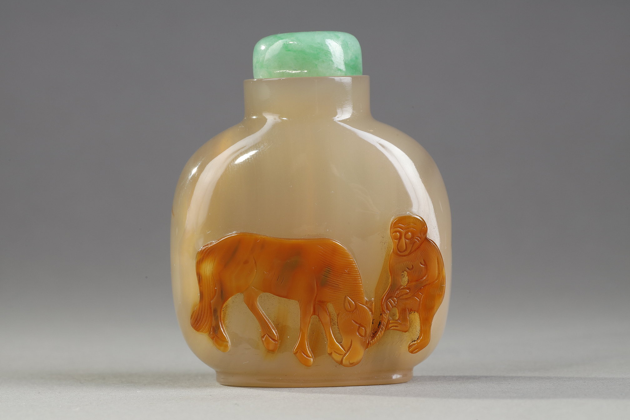 Snuff Bottles : agate snuff bottle carved in the light brown vein of a horse and a monkey - China official school  1750/1850