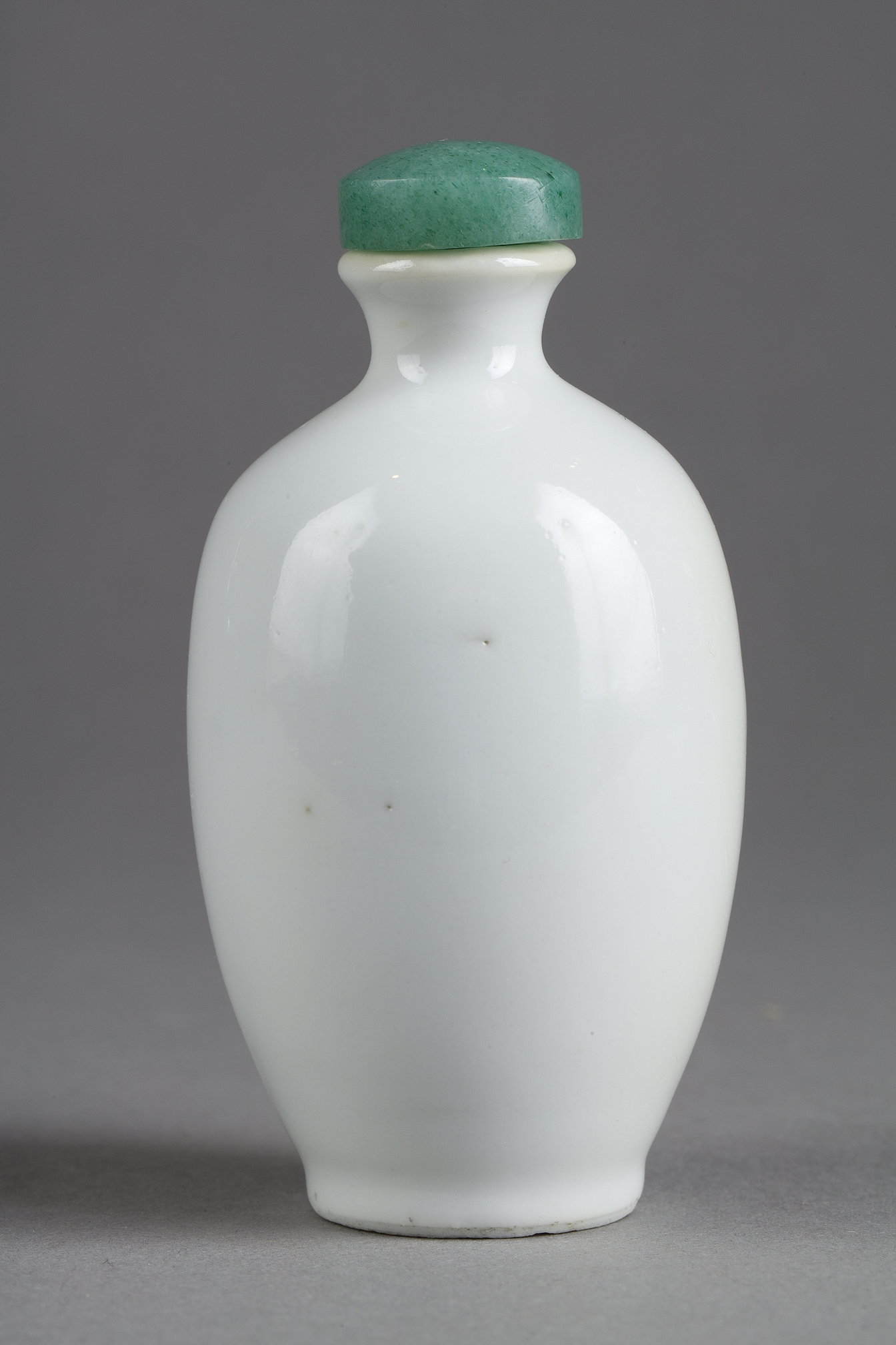 Snuff Bottles : Porcelain snuff bottle decorated with a dignitary holding a bouquet of flowers - Mark Hongxian - It is Yuan Shikai who is named Emperor in 1915  and dies in 1916 - China circa 1916