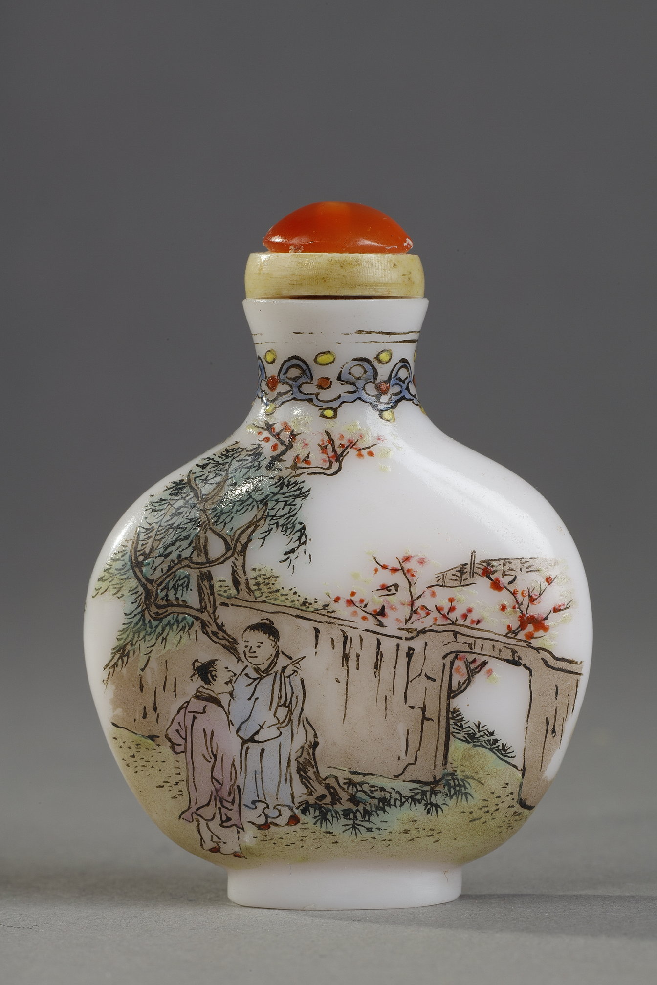 Snuff Bottles : Small snuff bottle enamelled white glass - Guyue xuan mark (ancient moon pavillon)
Yangzhou 1775/1799