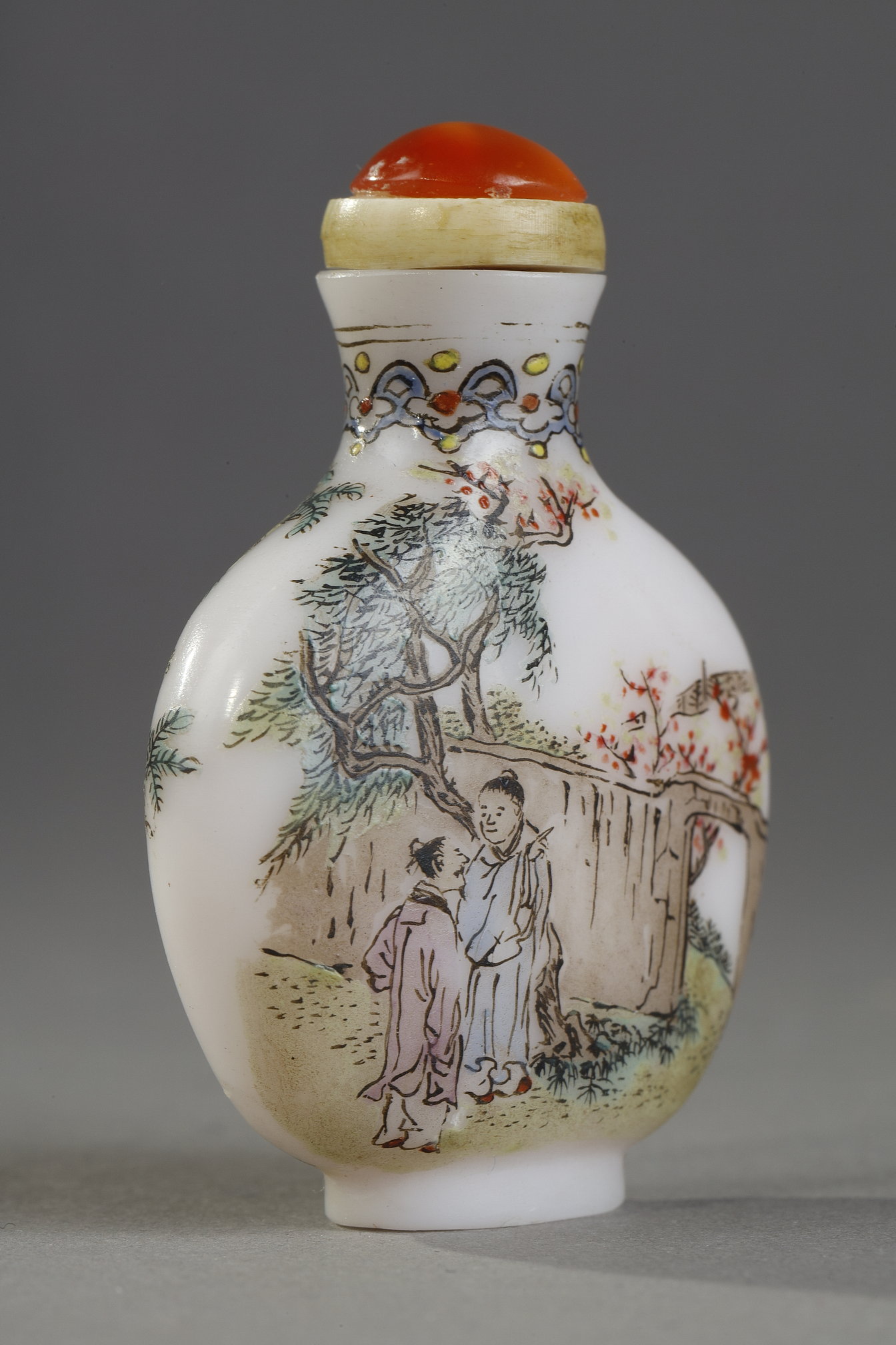 Snuff Bottles : Small snuff bottle enamelled white glass - Guyue xuan mark (ancient moon pavillon)
Yangzhou 1775/1799