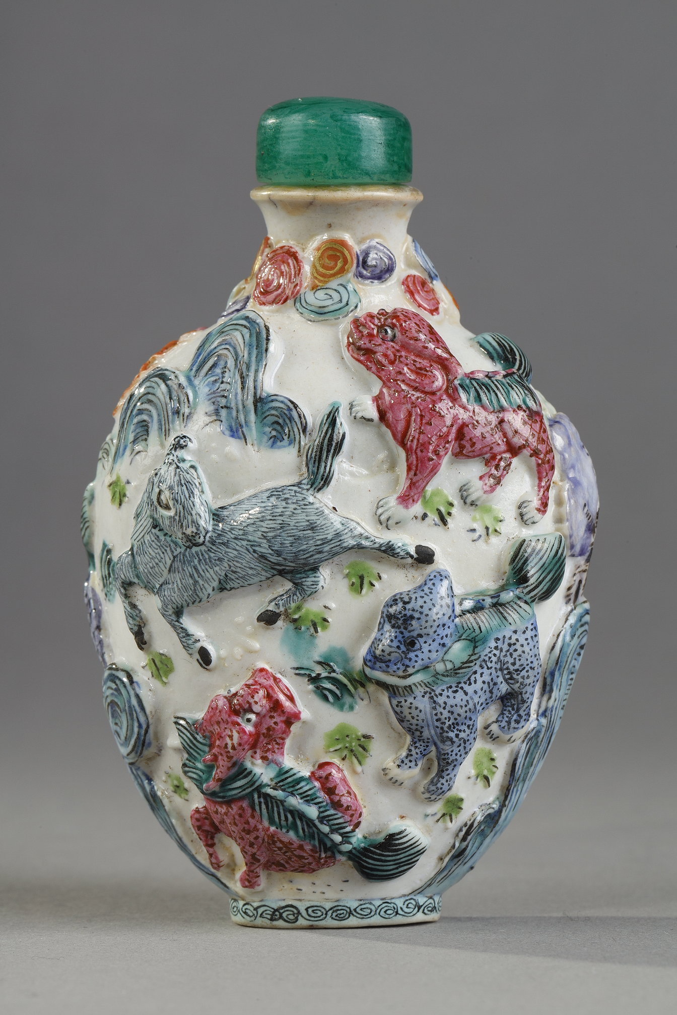 Snuff Bottles : Moulded porcelain snuff box with fantastic animals decor - China 1800/1840