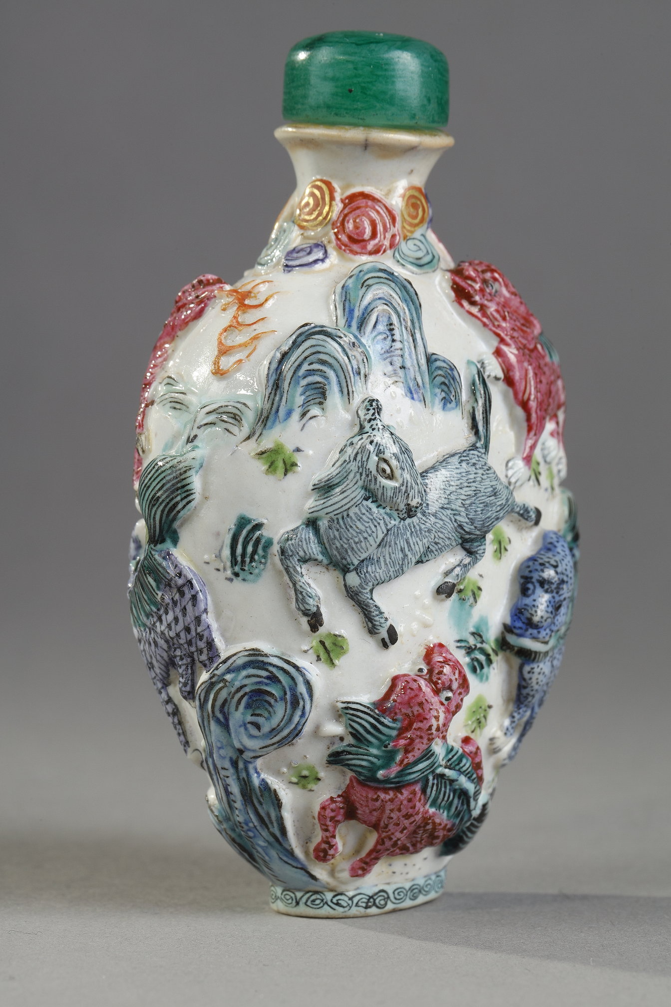 Snuff Bottles : Moulded porcelain snuff box with fantastic animals decor - China 1800/1840
