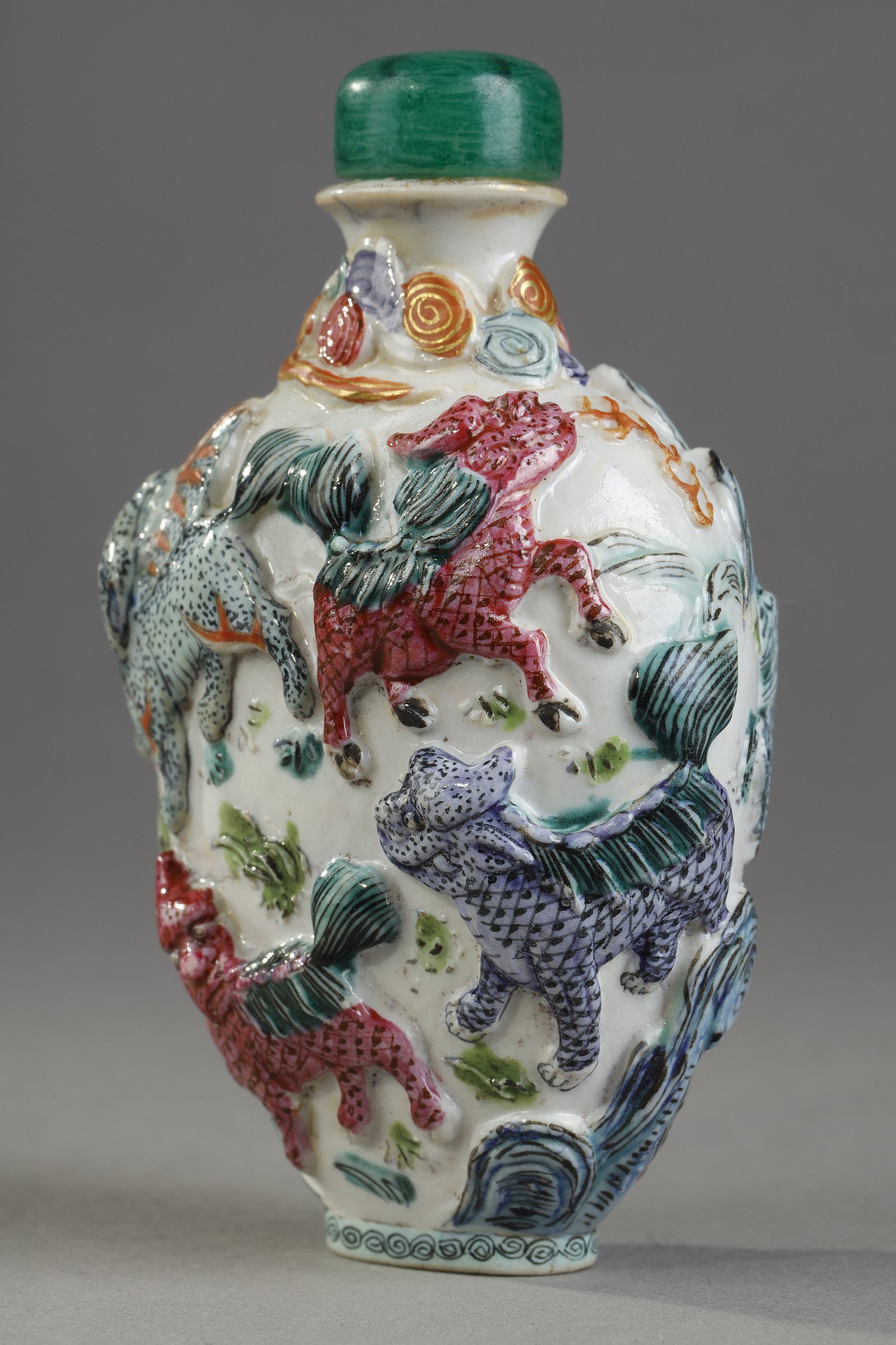 Snuff Bottles : Moulded porcelain snuff box with fantastic animals decor - China 1800/1840
