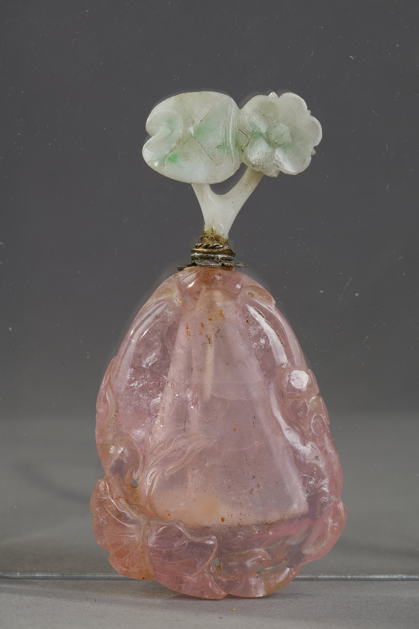 Snuff Bottles : Tourmaline snuff bottle carved in the shape of fruit with foliage and flowers. Jadeite stopper  carved in the shape of flowers ... late 19th century
4cm