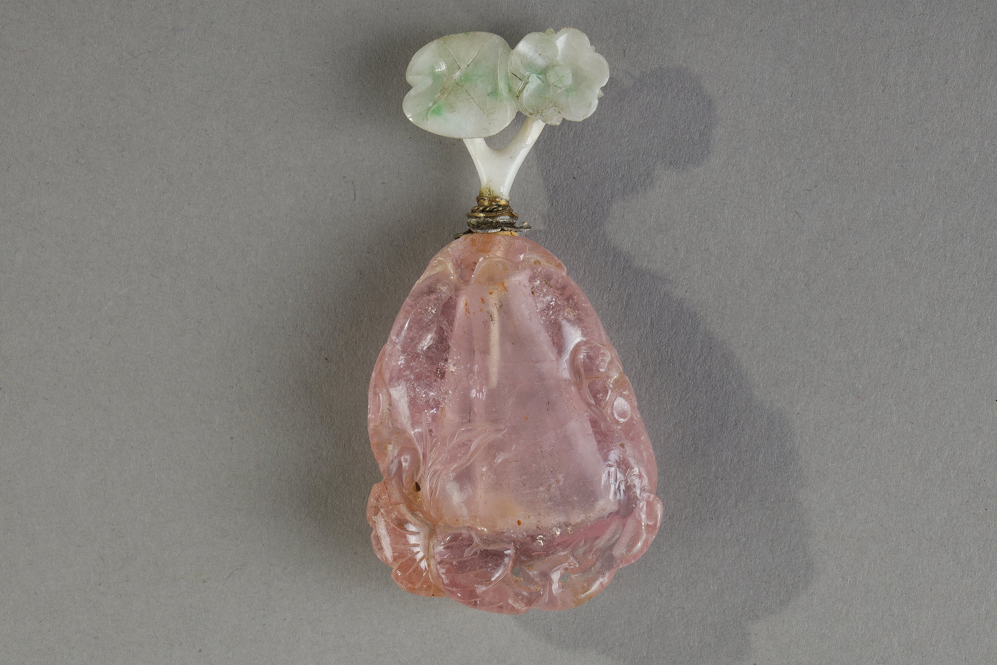 Snuff Bottles : Tourmaline snuff bottle carved in the shape of fruit with foliage and flowers. Jadeite stopper  carved in the shape of flowers ... late 19th century
4cm