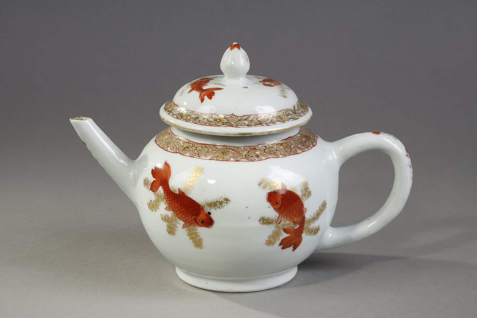 Polychrome : Teapot porcelain decoration with fish in iron red and gold-  Yongzheng period 1723/1735