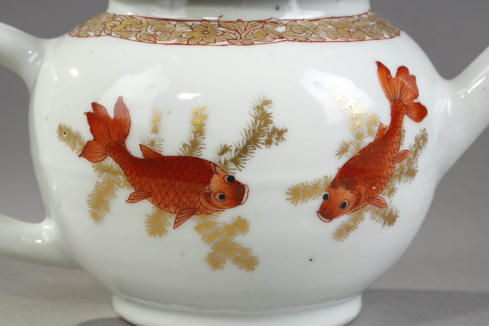 Polychrome : Teapot porcelain decoration with fish in iron red and gold-  Yongzheng period 1723/1735