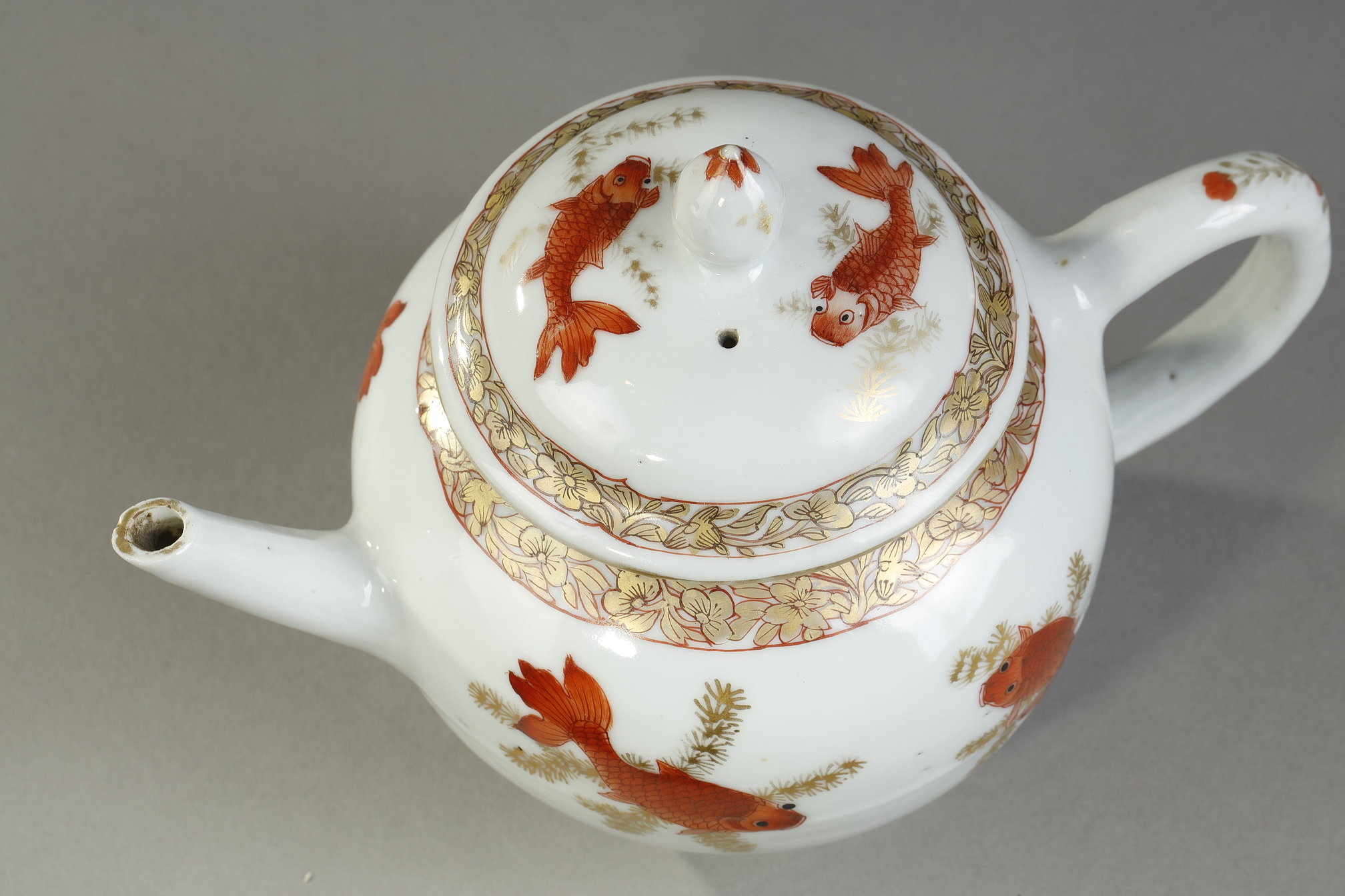 Polychrome : Teapot porcelain decoration with fish in iron red and gold-  Yongzheng period 1723/1735