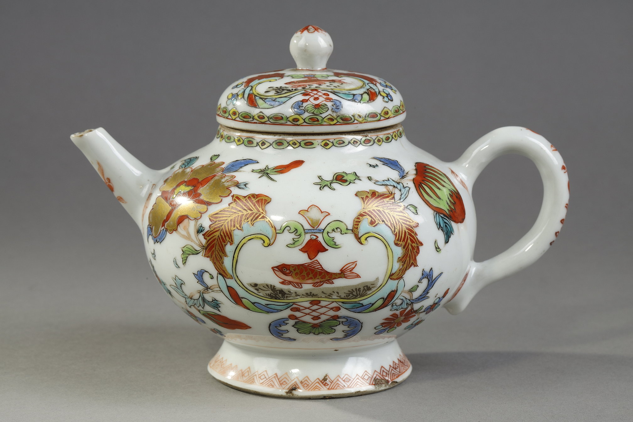 Polychrome : Porcelain teapot from the Famille rose  with decor called Pompadour 
China circa 1745